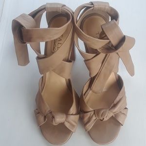 Talbots front knot side tide 4" high heels.